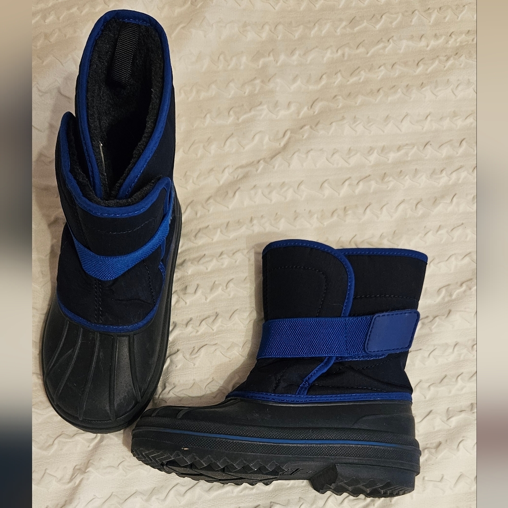 Children's Place boy's snow boot size 11